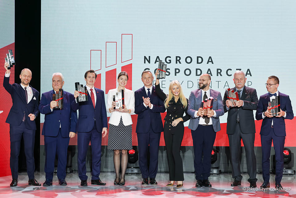 Nagrodę z rąk Pana Prezydenta Andrzeja Dudy odebrał właściciel firmy Pan Roman Rak.