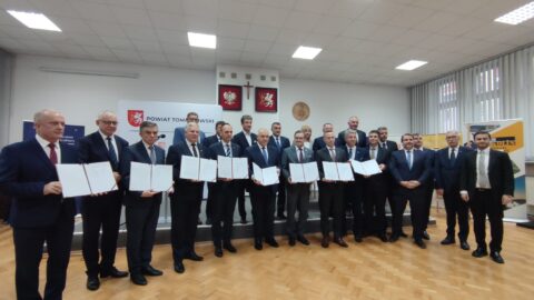 28 listopada 2022 roku w Starostwie Powiatowym w Tomaszowie Lubelskim podpisane zostały umowy na realizację dwóch odcinków drogi ekspresowej S17 w formule projektuj i buduj: Zamość Południe – Tomaszów Lubelski oraz odcinek Tomaszów Lubelski – Hrebenne.