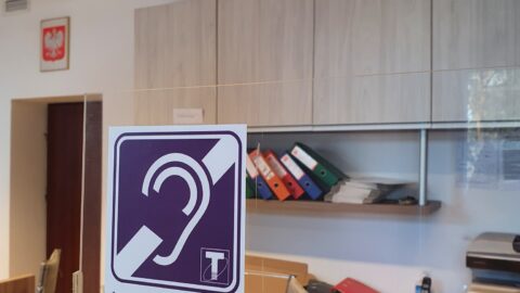 Powiat Tomaszowski zakupił kolejne pętle indukcyjne, które wspomagają komunikację z osobami słabosłyszącymi.