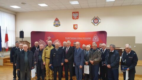 W Komendzie Powiatowej Państwowej Straży Pożarnej w Tomaszowie Lubelskim wręczono 27 decyzji przyznających dodatek emerytalny dla druhen i druhów strażaków z powiatu tomaszowskiego