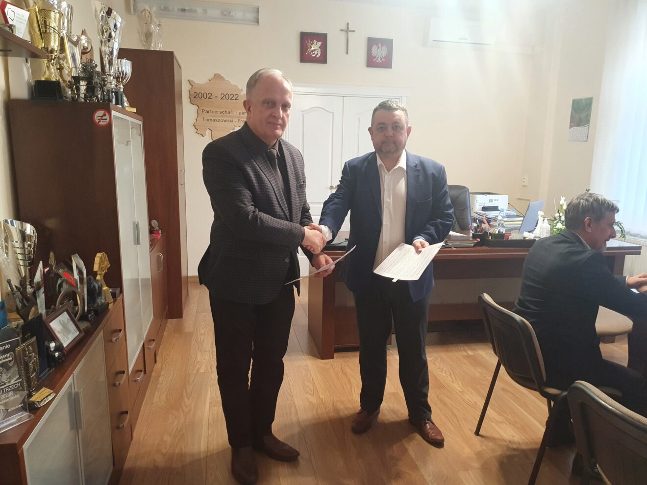 podpisano porozumienie pomiędzy Powiatem Tomaszowskim reprezentowanym przez Henryka Karwana - Starostę Tomaszowskiego, a Gminą Jarczów reprezentowaną przez Tomasza Tyrkę - Wójta Gminy Jarczów.