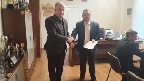 podpisano porozumienie pomiędzy Powiatem Tomaszowskim reprezentowanym przez Henryka Karwana - Starostę Tomaszowskiego, a Gminą Jarczów reprezentowaną przez Tomasza Tyrkę - Wójta Gminy Jarczów.
