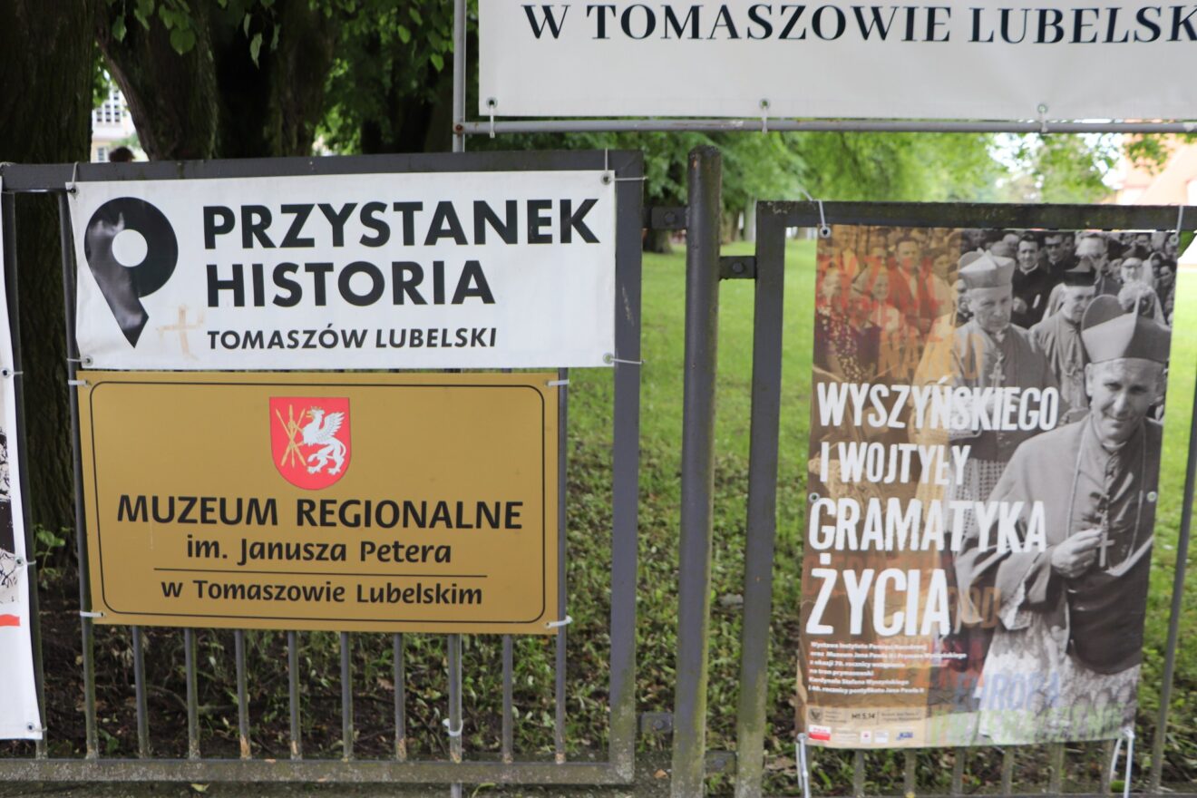 Wystawa plenerowa "Wyszyńskiego i Wojtyły gramatyka życia"