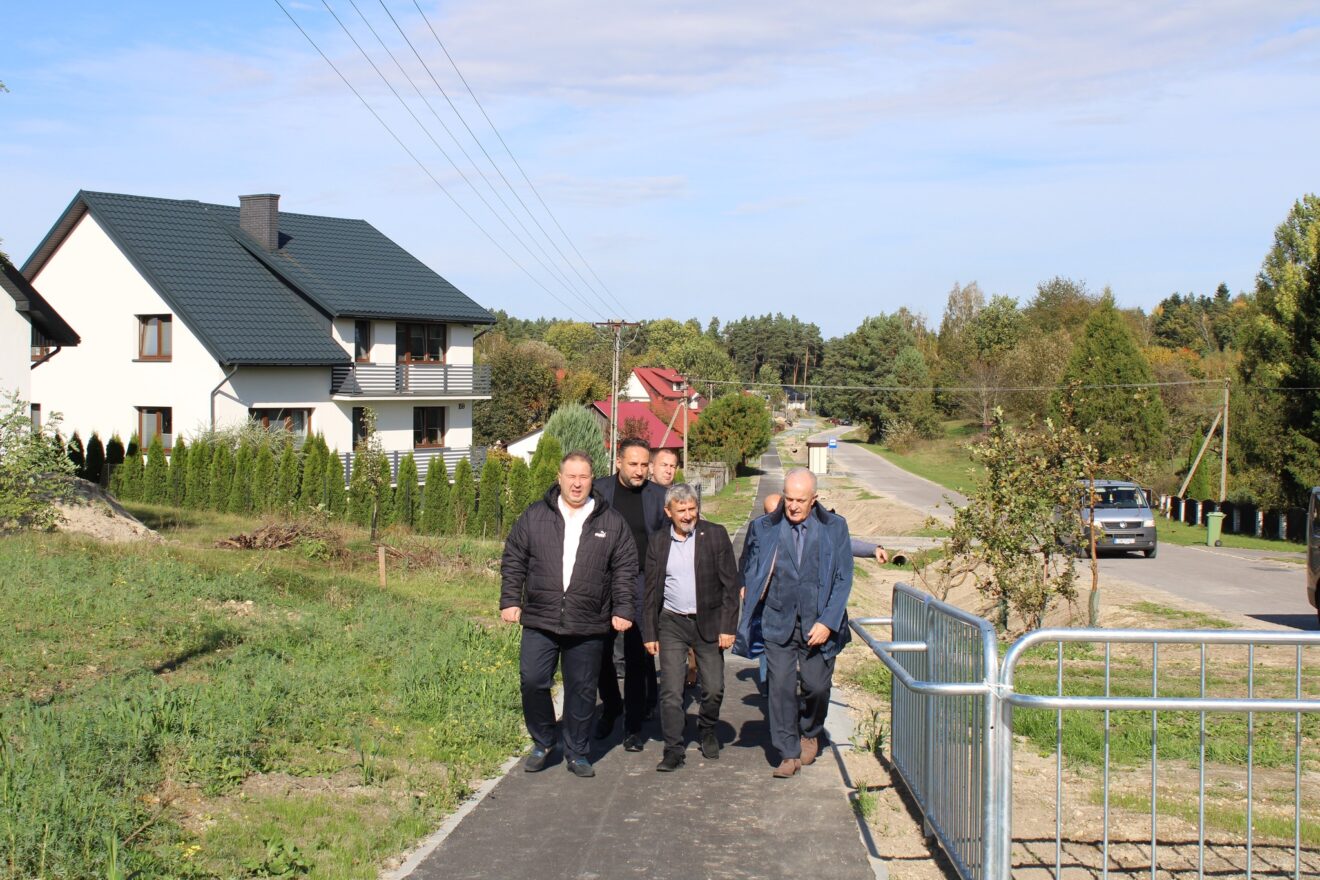 W Ulowie dokonano odbioru zadania pn. „Budowa drogi dla pieszych przy drodze powiatowej nr 3285L w miejscowości Ulów”