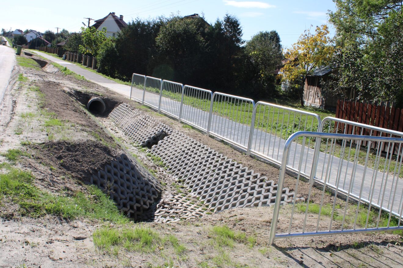 W Ulowie dokonano odbioru zadania pn. „Budowa drogi dla pieszych przy drodze powiatowej nr 3285L w miejscowości Ulów”