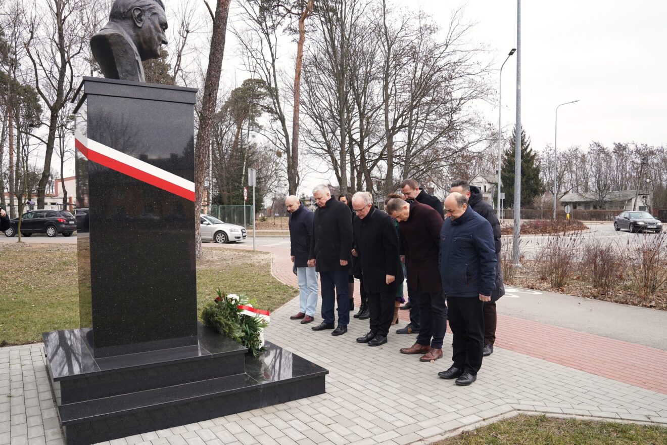 Oddali hołd Janowi Olszewskiemu