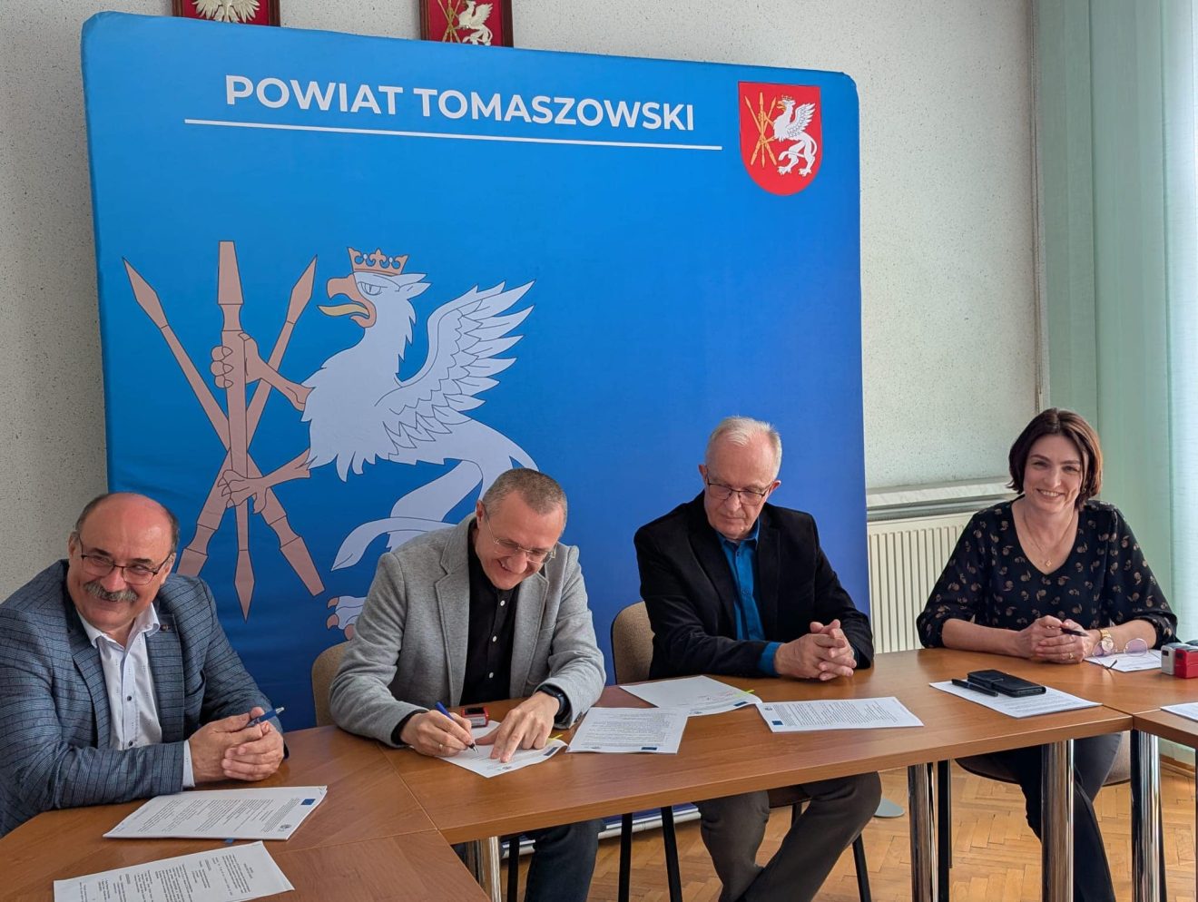 Podpisanie umowy na realizację zadania pn. Pełnienia funkcji Inspektora Nadzoru Inwestorskiego w ramach operacji „Scalenie gruntów wsi Kryłów Kolonia, Prehoryłe w gminie Mircze”.