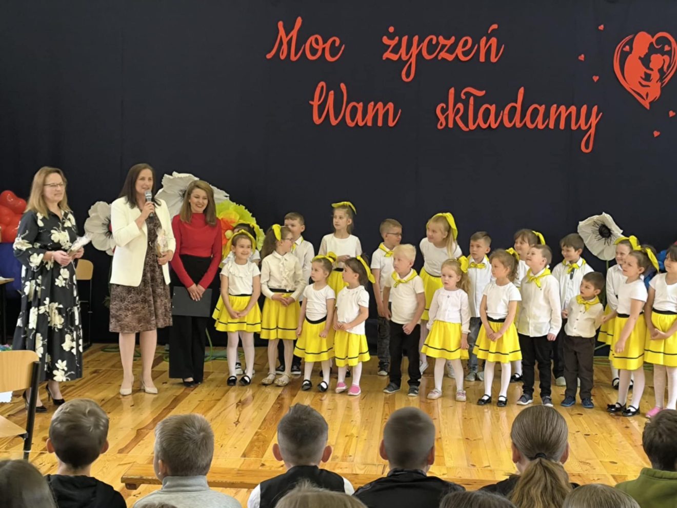 Uczestnicy Dnia Rodziny w Łuszczaczu na scenie