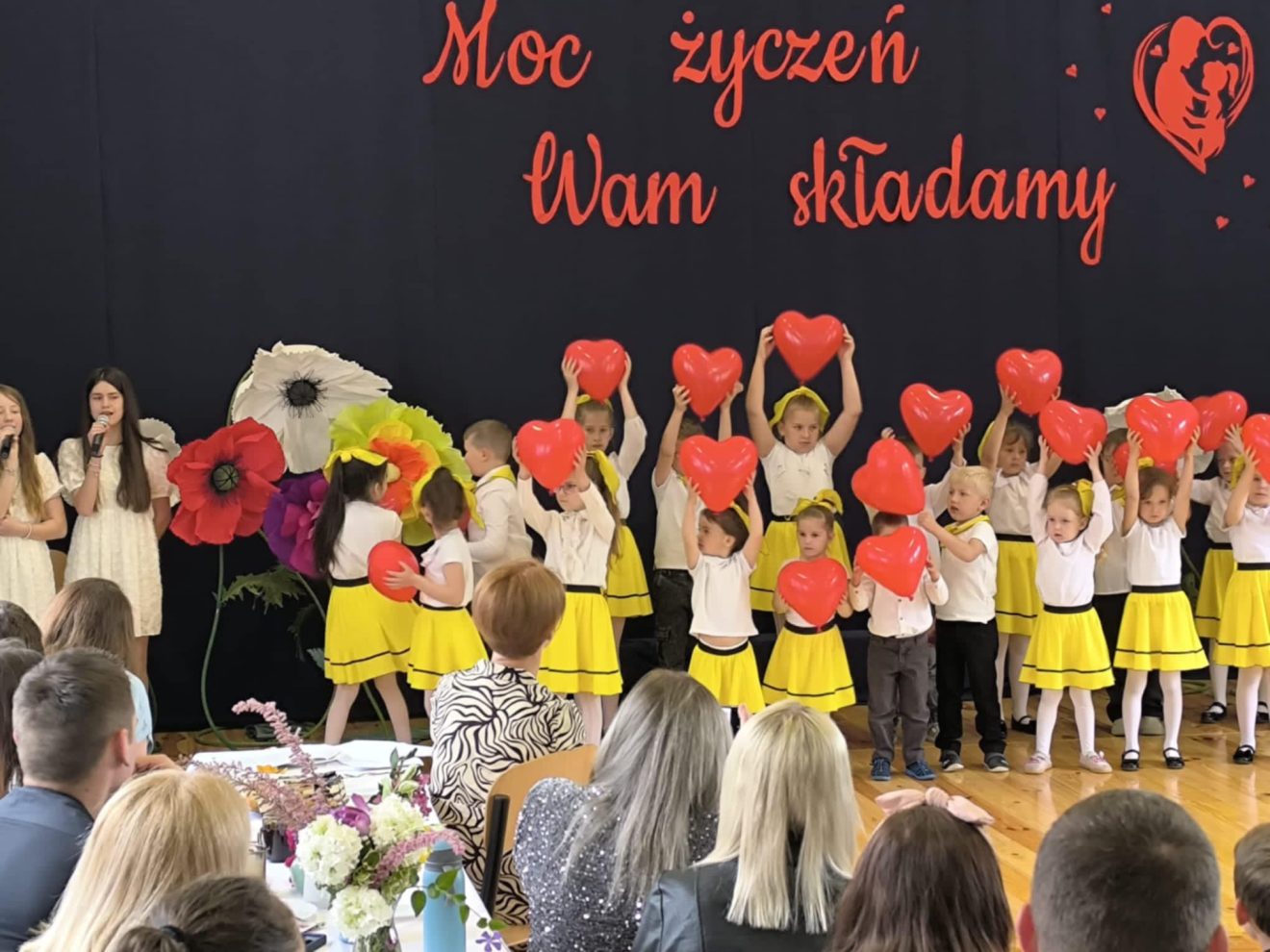 Uczestnicy Dnia Rodziny w Łuszczaczu na scenie