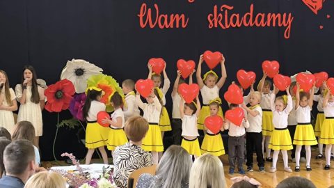 Uczestnicy Dnia Rodziny w Łuszczaczu na scenie