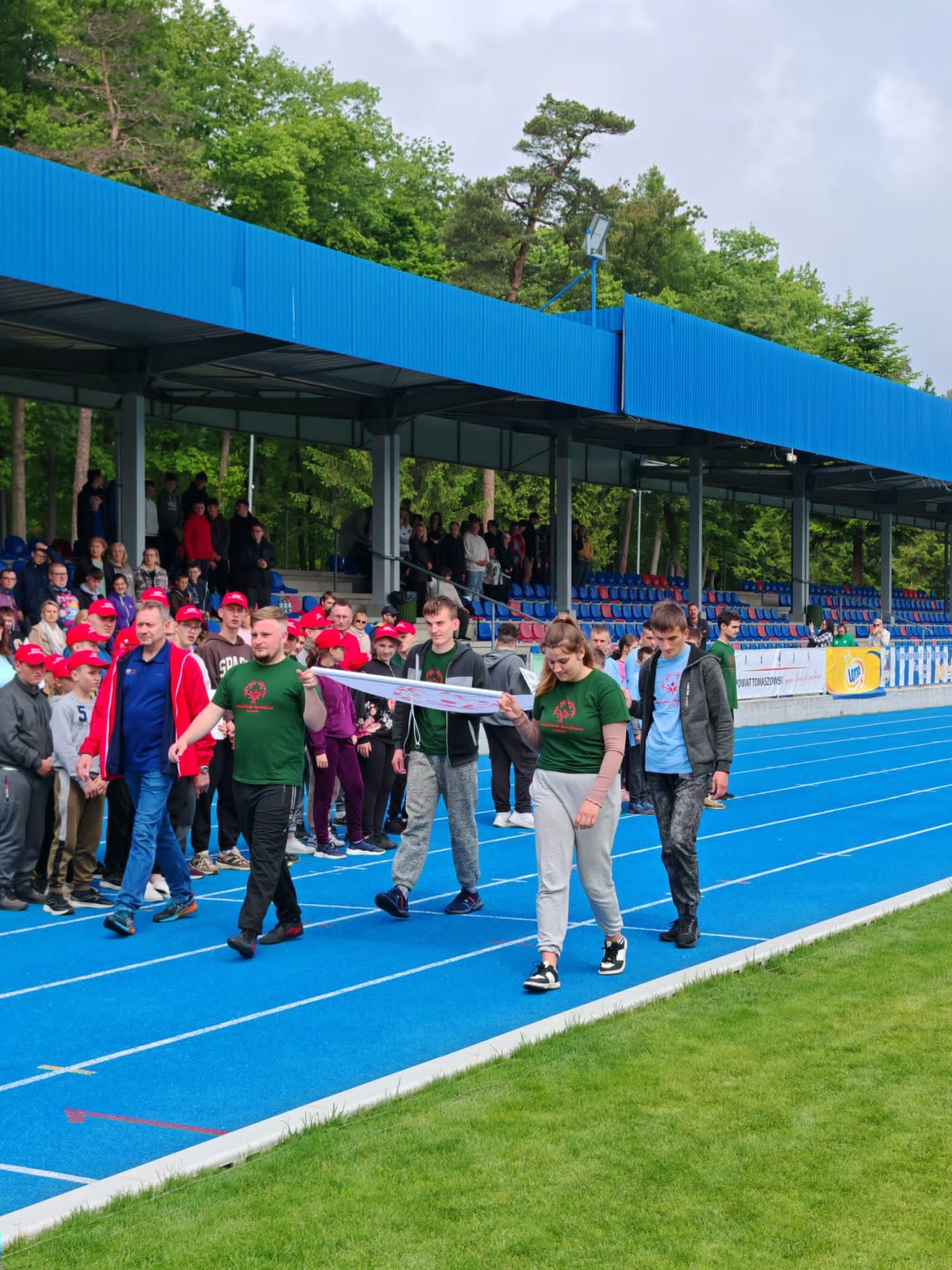Uczestnicy Lubelskiego Mityngu Lekkoatletycznego Olimpiad Specjalnych idący po torze