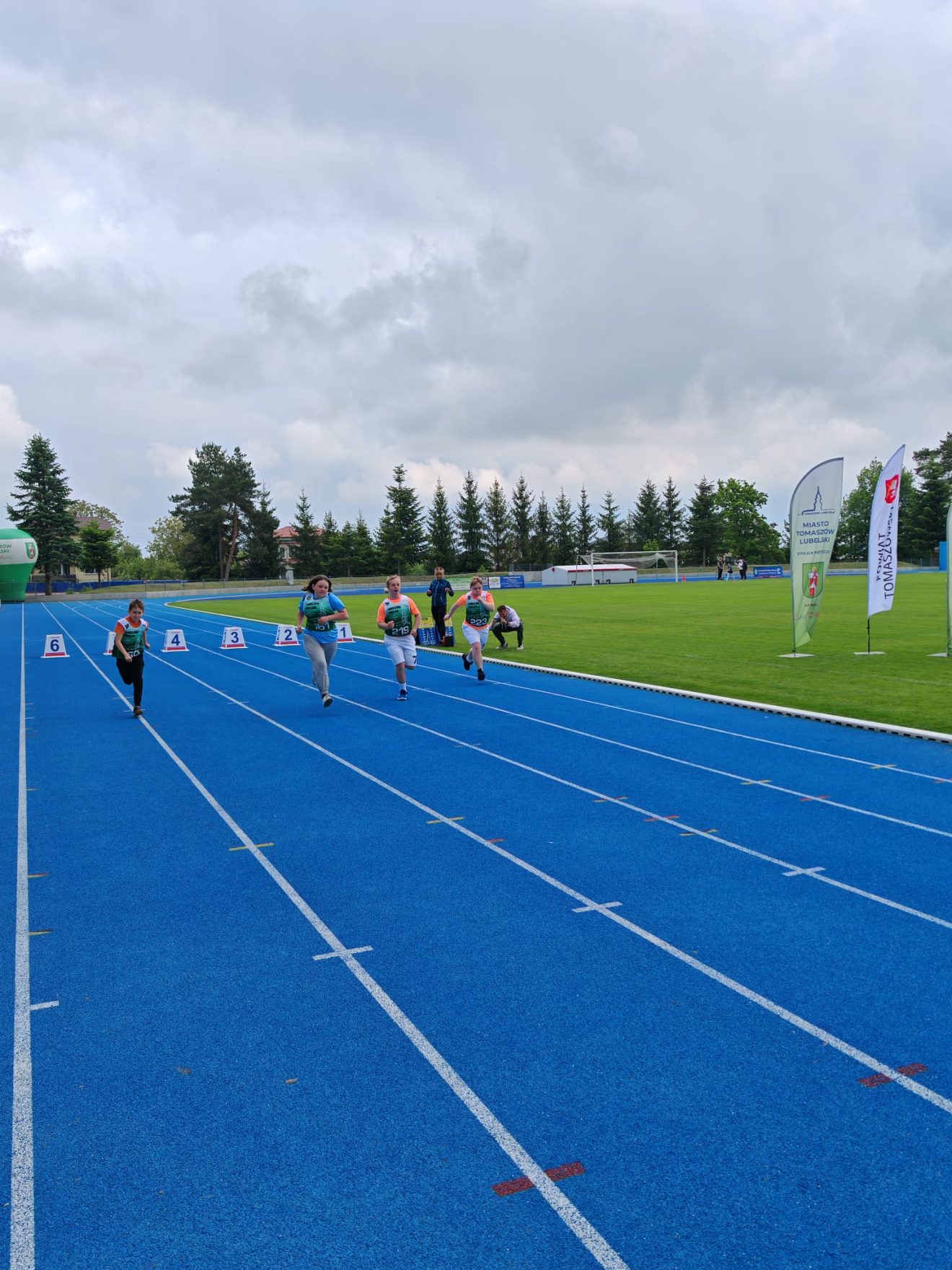 Uczestnicy Lubelskiego Mityngu Lekkoatletycznego Olimpiad Specjalnych podczas biegu