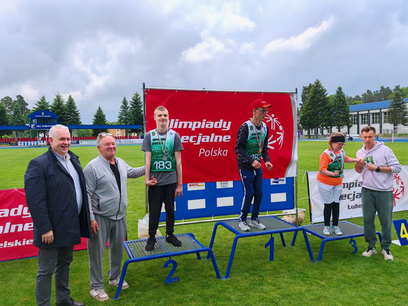 Zwycięzcy Lubelskiego Mityngu Lekkoatletycznego Olimpiad Specjalnych na podium