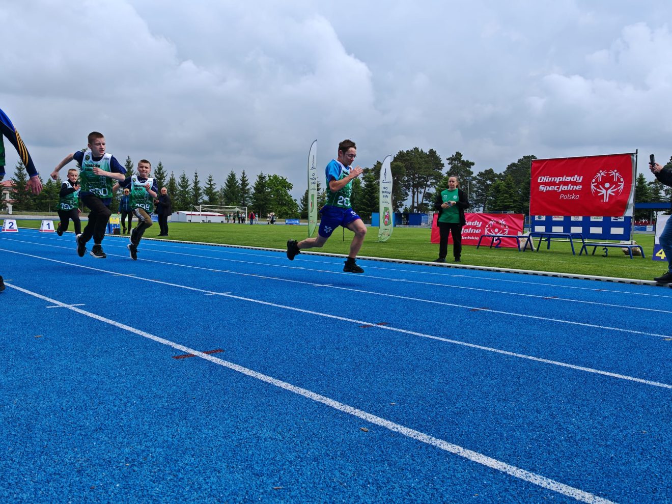 Uczestnicy Lubelskiego Mityngu Lekkoatletycznego Olimpiad Specjalnych podczas biegu