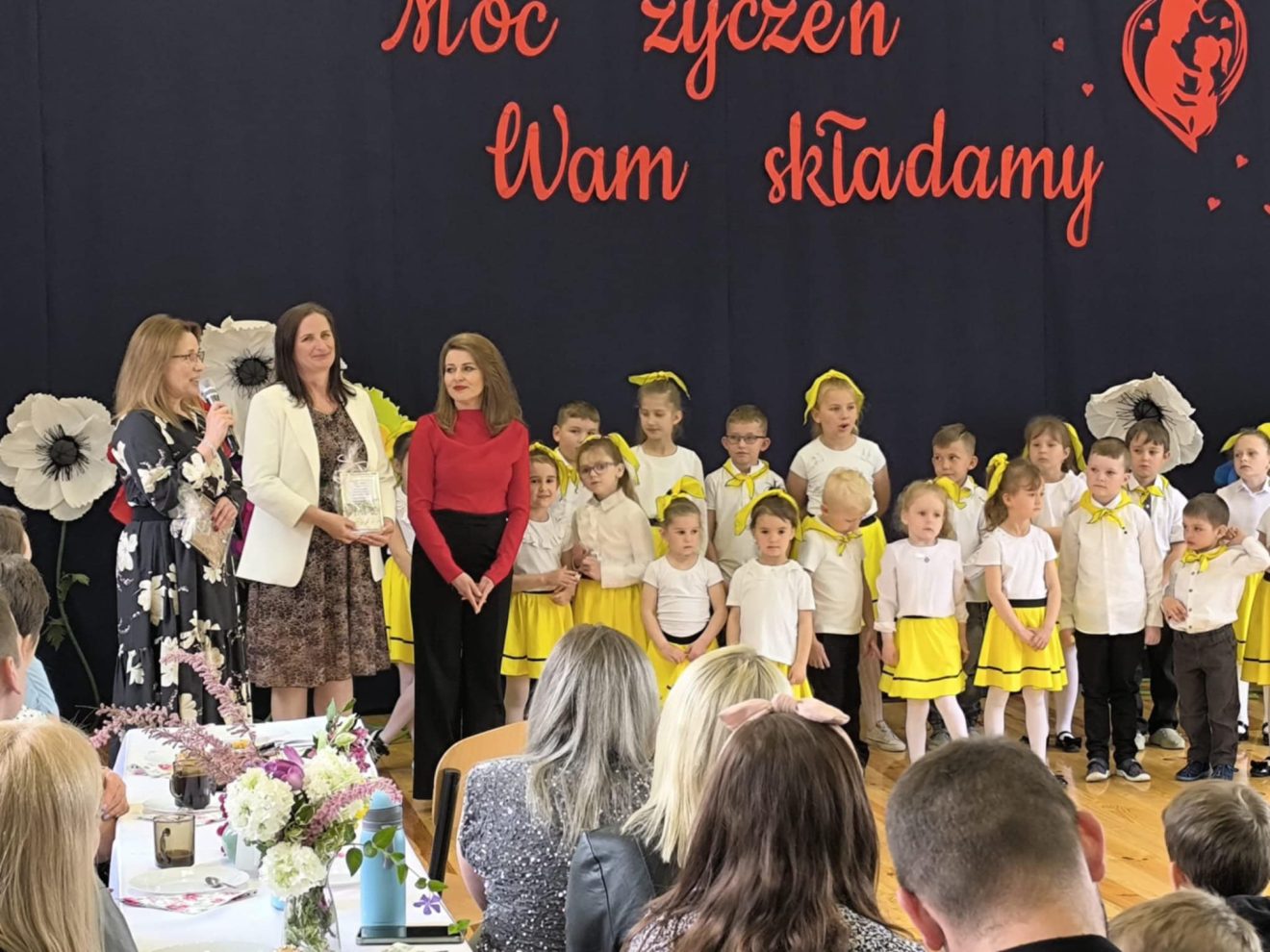 Uczestnicy Dnia Rodziny w Łuszczaczu na scenie