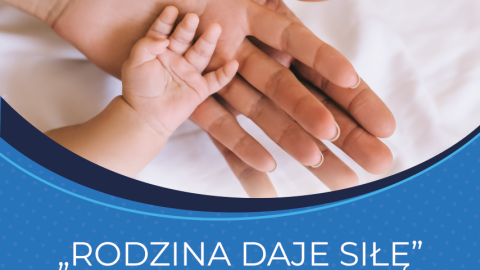 Plakat informujący Powiatowe Centrum Pomocy Rodzinie w Tomaszowie Lubelskim poszukuje kandydatów na rodziny zastępcze