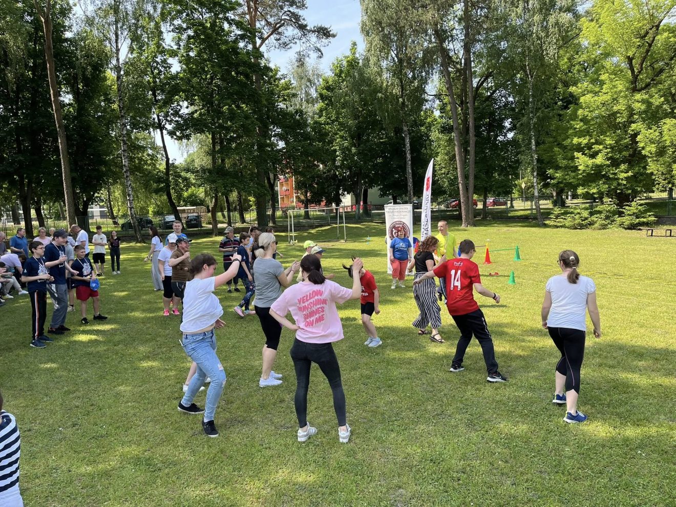 UCZESTNICY OKRĘGOWYCH IGRZYSK DZIECI I MŁODZIEŻY NIEPEŁNOSPRAWNEJ NA BOISKU SPORTOWYM