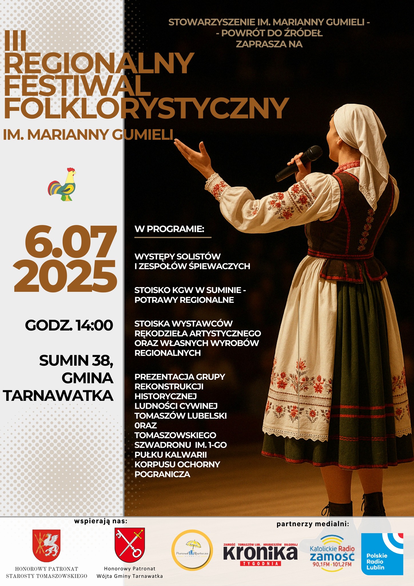 Plakat informacyjny zapowiada III Regionalny Festiwal Folklorystyczny im. Marianny Gumieli. Na zdjęciu kobieta w tradycyjnym stroju ludowym śpiewa do mikrofonu na scenie. Festiwal odbędzie się 6 lipca 2025 roku o godzinie 14:00 w miejscowości Sumin 38, Gmina Tarnawatka. W programie: występy muzyczne, regionalne potrawy, rękodzieło i pokazy grup rekonstrukcyjnych.