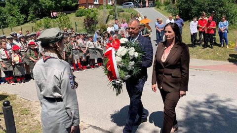 zdjęcie przedstawia Radnych , którzy składają kwiaty przy pomniku