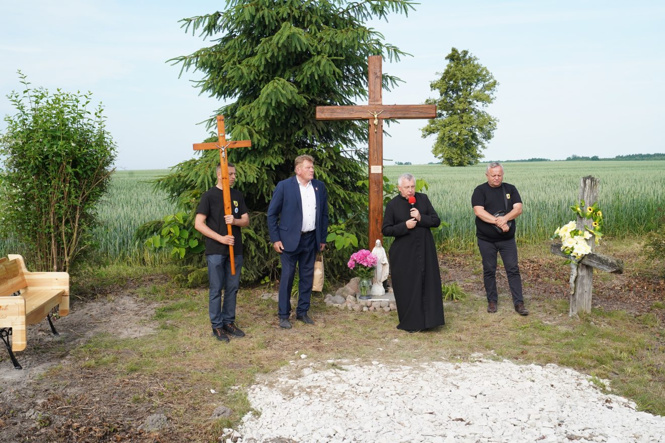 Zdjęcie przedstawia uczestników pieszej pielgrzymki