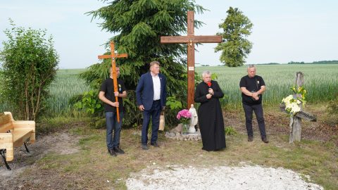 Zdjęcie przedstawia uczestników pieszej pielgrzymki