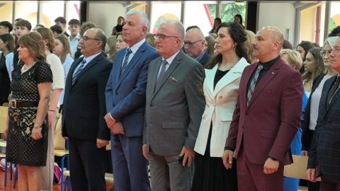 uczestnicy powiatowego zakończenia roku szkolnego 2024/2025 w I LO im. Bartosza Głowackiego w Tomaszowie Lubelskim, wśród nich przedstawiciele władz samorządowych i oświatowych powiatu tomaszowskiego.