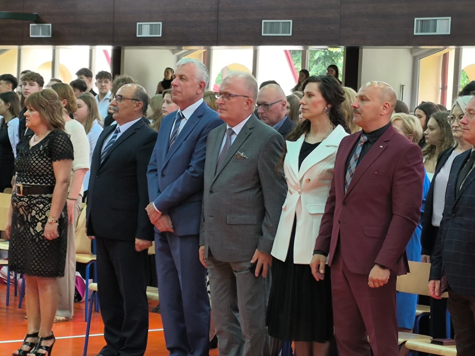 uczestnicy powiatowego zakończenia roku szkolnego 2024/2025 w I LO im. Bartosza Głowackiego w Tomaszowie Lubelskim, wśród nich przedstawiciele władz samorządowych i oświatowych powiatu tomaszowskiego.