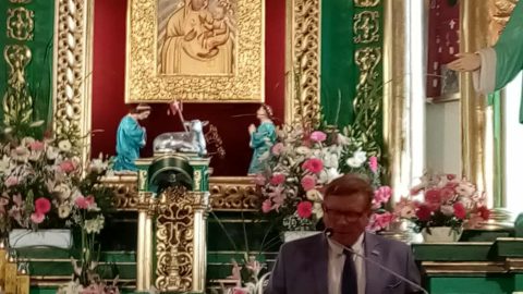 Wiesław Cielica - Członek Zarządu Powiatu Tomaszowskiego stoi za amboną na ołtarzu w Nabrożu podczas mszy odpustowej.