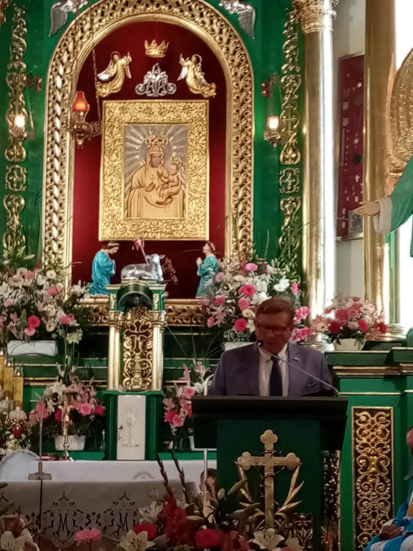 Wiesław Cielica - Członek Zarządu Powiatu Tomaszowskiego stoi za amboną na ołtarzu w Nabrożu podczas mszy odpustowej.