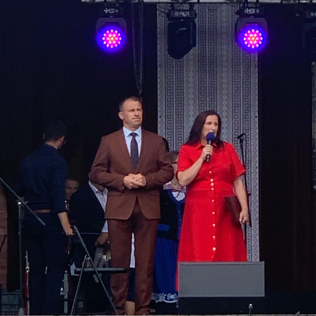 Zdjęcie przedstawia Przewodniczącego Rady Powiatu Witolda Piturę i Radną Powiatu - Annę Kijko którzy znajdują się na scenie podczas Transgranicznego Festiwalu w Suścu.