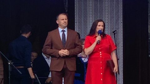 Zdjęcie przedstawia Przewodniczącego Rady Powiatu Witolda Piturę i Radną Powiatu - Annę Kijko którzy znajdują się na scenie podczas Transgranicznego Festiwalu w Suścu.