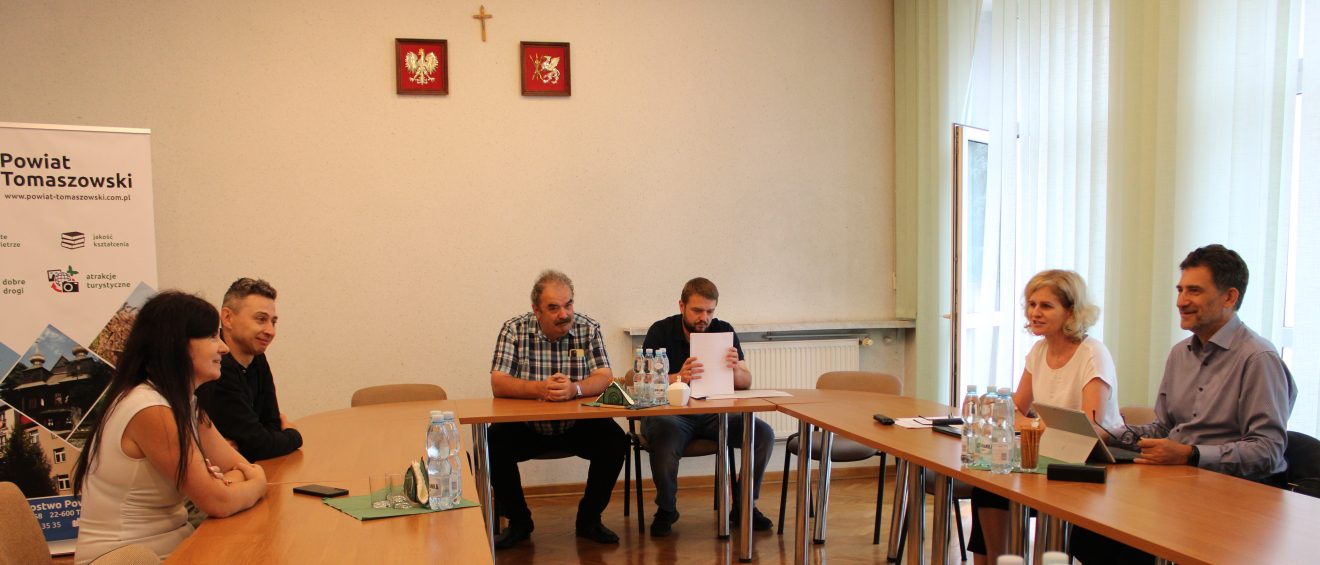 Na zdj znajdują się osoby uczestniczące w spotkaniu dotyczącym projektu pn. "E- geodezja II"