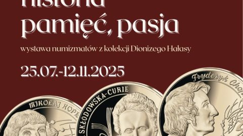 Plakat promujący wystawę numizmatyczną pt. „Historia, pamięć, pasja”, organizowaną przez Muzeum Regionalne im. dr. Janusza Petera w Tomaszowie Lubelskim. Opis wydarzenia: Wystawa prezentuje numizmaty z kolekcji Dionizego Hałasy. Czas trwania wystawy: 25 lipca – 12 listopada 2025 roku Tło plakatu: Bordowe, eleganckie tło z dużym, ozdobnym białym napisem: „historia, pamięć, pasja”. Niżej znajduje się dopisek: „wystawa numizmatów z kolekcji Dionizego Hałasy”. Na dole plakatu: Trzy złote monety z wizerunkami znanych postaci historycznych: Mikołaj Kopernik (z planetami w tle), Maria Skłodowska-Curie (z atomami i wzorami chemicznymi), Fryderyk Chopin (z klawiaturą fortepianu i nutami). Plakat ma charakter klasyczny i edukacyjny, zachęcający do zwiedzenia wystawy poświęconej historii, nauce i kulturze poprzez sztukę numizmatyki.