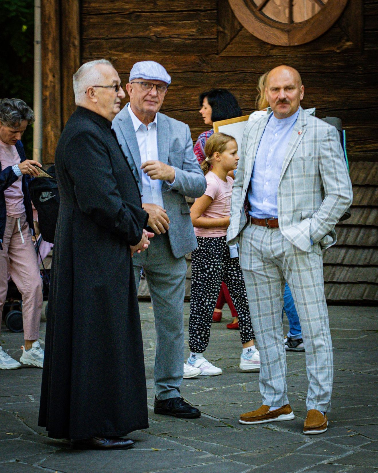 Starosta Henryk Karwan i Wicestarosta Jarosław Korzeń oraz ksiądz czekają przed kościołem na wymarsz pielgrzymki.