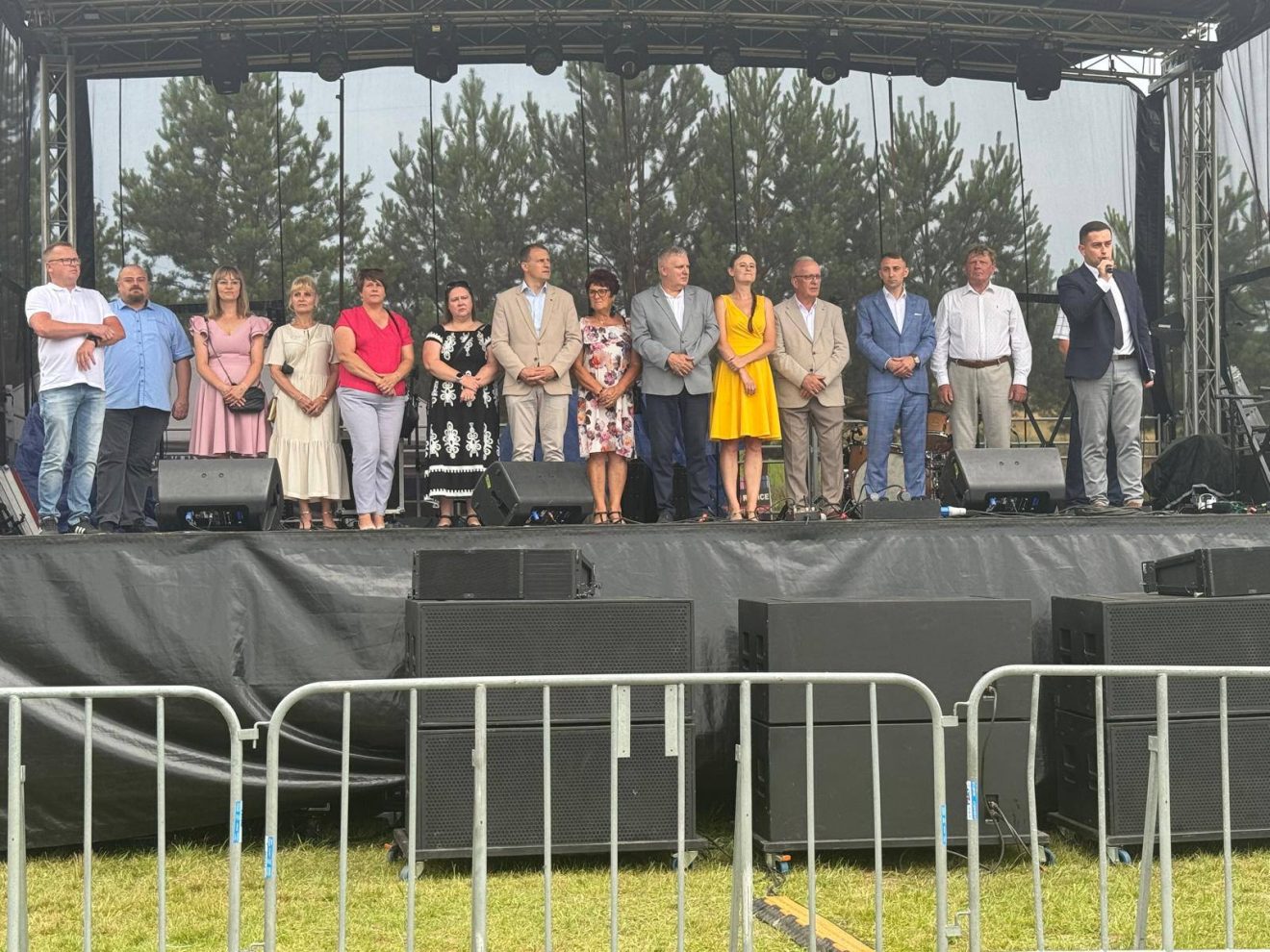 Przedstawiciele Powiatu Tomaszowskiego i zaproszeni goście na scenie.