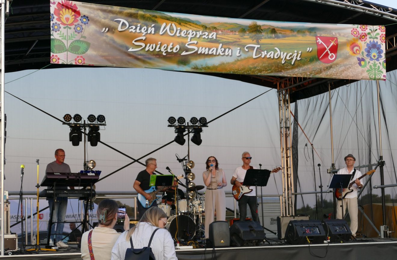Zespół muzyczny występuje na scenie podczas "Dnia Wieprza – święta smaku, tradycji i dobrej zabawy"