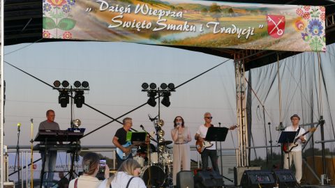 Zespół muzyczny występuje na scenie podczas "Dnia Wieprza – święta smaku, tradycji i dobrej zabawy"