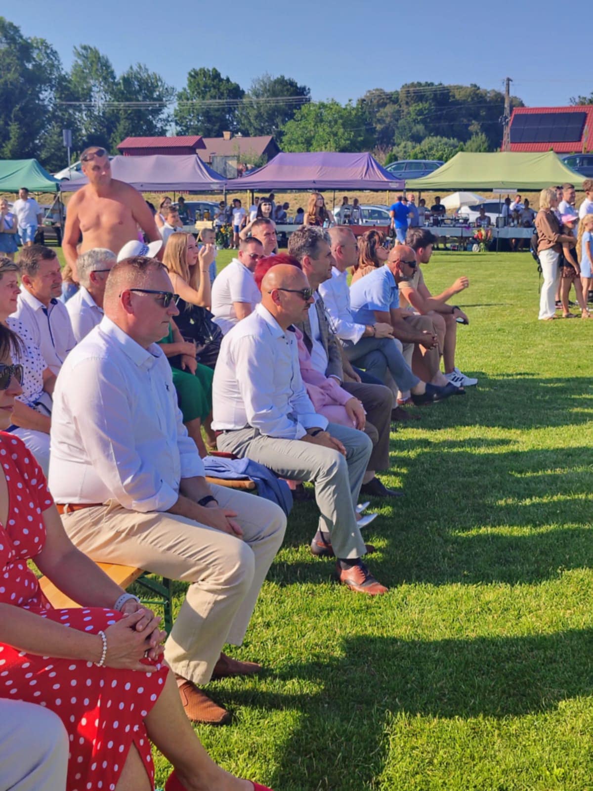 Publiczność, w tym wicestarosta, siedzi i z zainteresowaniem ogląda występy na scenie podczas "Dnia Wieprza – święta smaku, tradycji i dobrej zabawy".