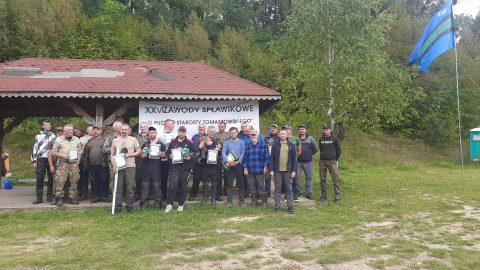 uczestnicy zawodów wędkarskich