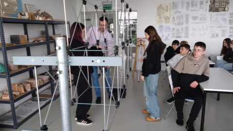 Uczniowie podczas wizyty edukacyjnej na lubelskiej uczelni, biorący udział w zajęciach i warsztatach