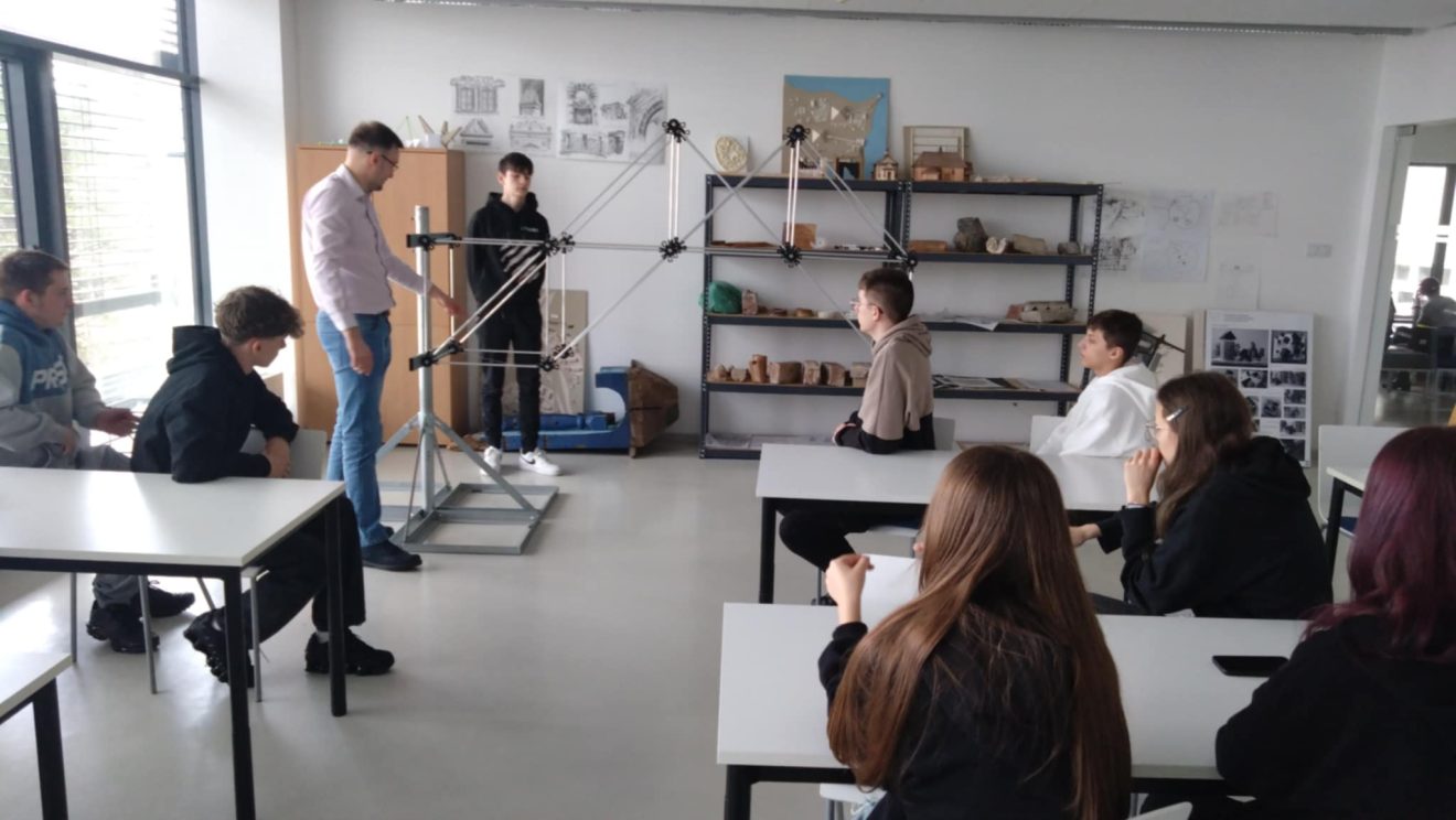 Uczniowie podczas wizyty edukacyjnej na lubelskiej uczelni, biorący udział w zajęciach i warsztatach