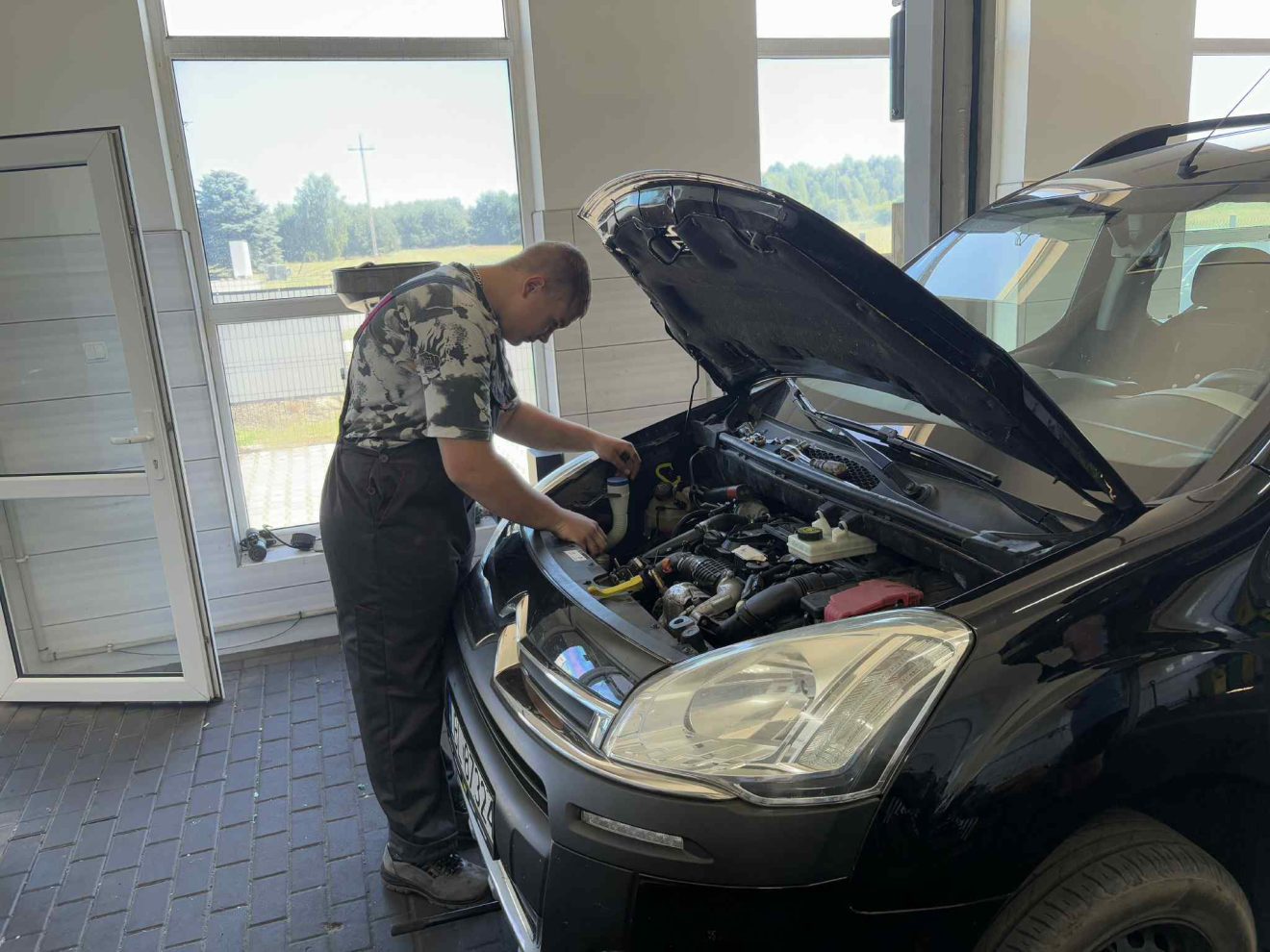 Uczeń Zespołu Szkół Techniczno-Motoryzacyjnych uczestniczy w płatnym stażu uczniowskim, zdobywając praktyczne doświadczenie zawodowe
