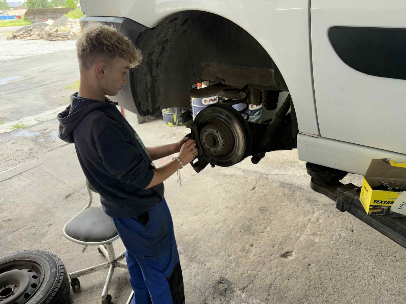 Uczeń Zespołu Szkół Techniczno-Motoryzacyjnych uczestniczy w płatnym stażu uczniowskim, zdobywając praktyczne doświadczenie zawodowe