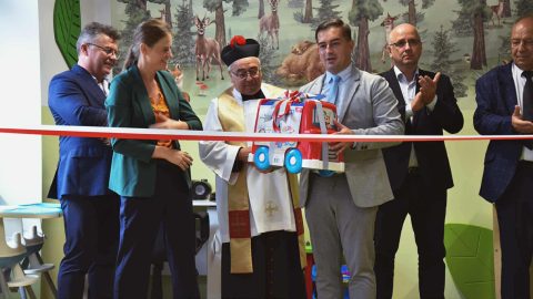 Wiceprzewodnicząca Rady Powiatu Aleksandra Wołoszyn-Banaś wręcza prezent wójtowi gminy na rzecz najmłodszych podczas uroczystego otwarcia Punktu Dziennych Opiekunów ‘Promyczek