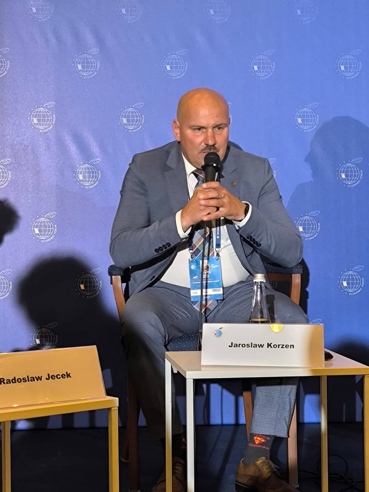 Jarosław Korzeń, Wicestarosta Tomaszowski, podczas wystąpienia w panelu dyskusyjnym na XXXIV Forum Ekonomicznym w Karpaczu