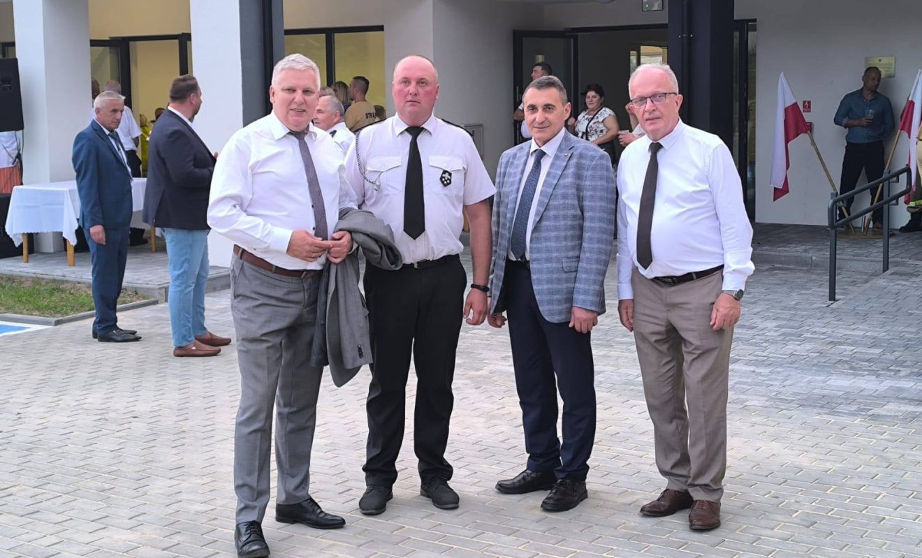 Starosta Henryk Karwan wraz z uczestnikami uroczystości stoi przed nową świetlicą wiejską w Zadnodze