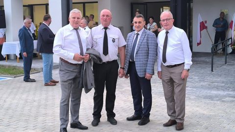 Starosta Henryk Karwan wraz z uczestnikami uroczystości stoi przed nową świetlicą wiejską w Zadnodze