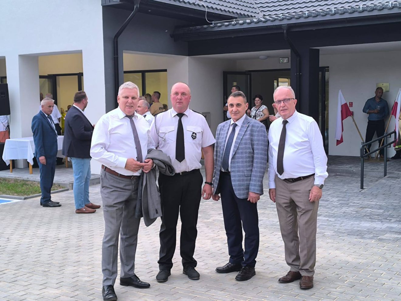 Starosta Henryk Karwan wraz z uczestnikami uroczystości stoi przed nową świetlicą wiejską w Zadnodze