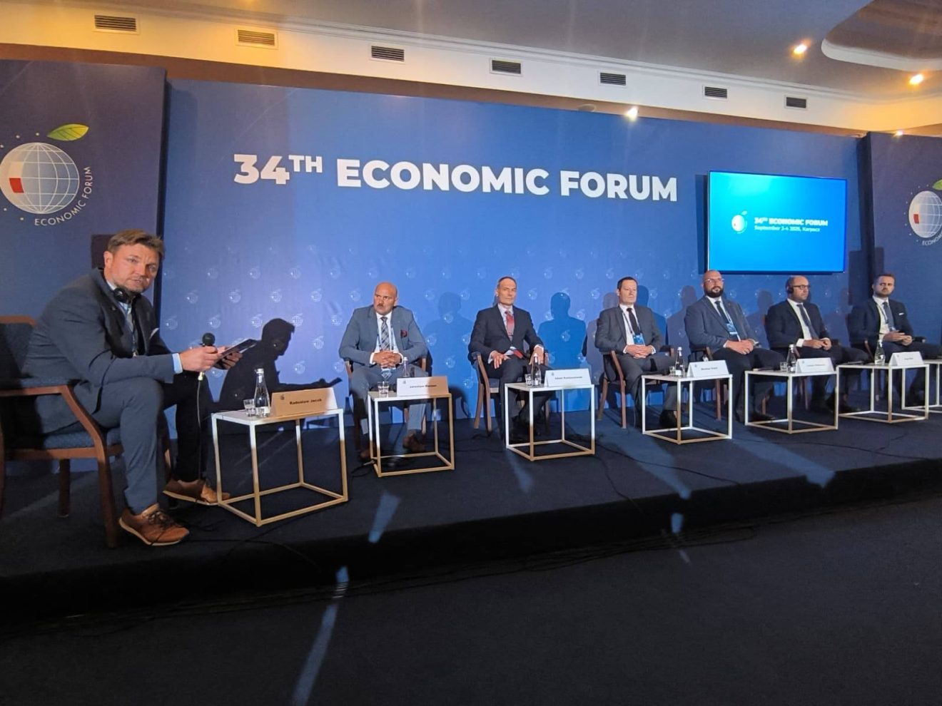 Wicestarosta Jarosław Korzeń w gronie uczestników panelu ‘Turystyka – jak wygrać wyścig po pieniądze turystów?’ podczas XXXIV Forum Ekonomicznego w Karpaczu