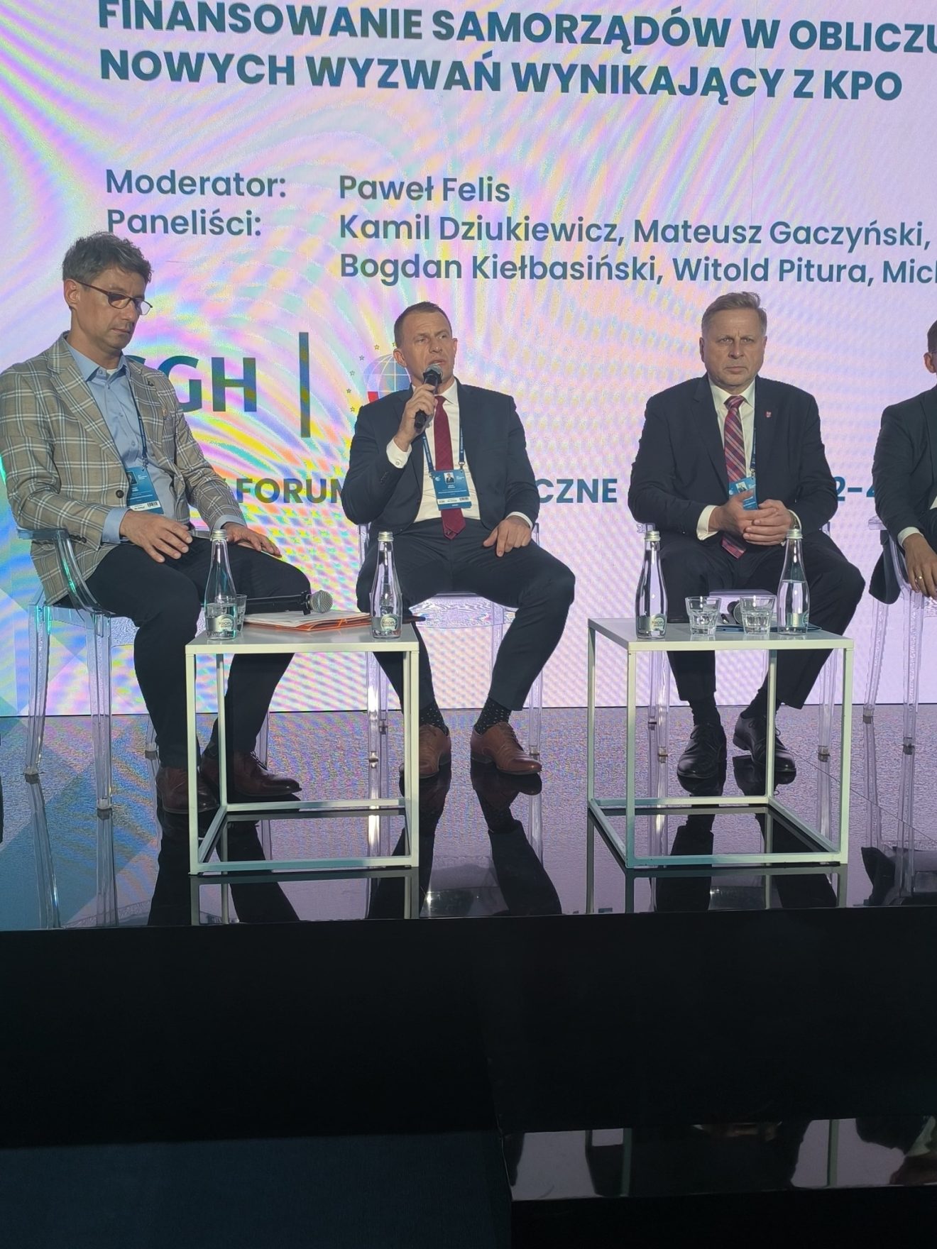 Panel dyskusyjny podczas XXXIV Forum Ekonomicznego w Karpaczu – przewodniczący Rady Powiatu Tomaszowskiego, Witold Pitura, zabiera głos do mikrofonu